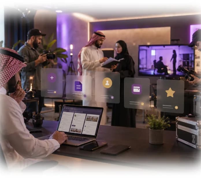 فريق إنتاج يعمل داخل استوديو